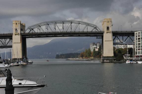 Ponte sobre a ilha de Granville, em Vancouver, no Canadá